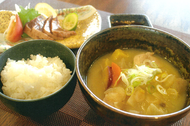 旬菜の豚汁と戻り鰹たたき